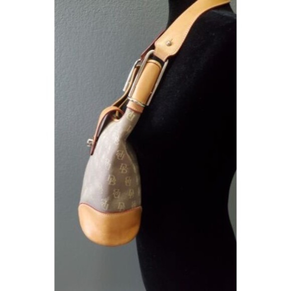 Pre-owned Dooney & Bourke Leather Hobo Handbag 1 Zipper Pocket Buckle Closure - Picture 3 of 13